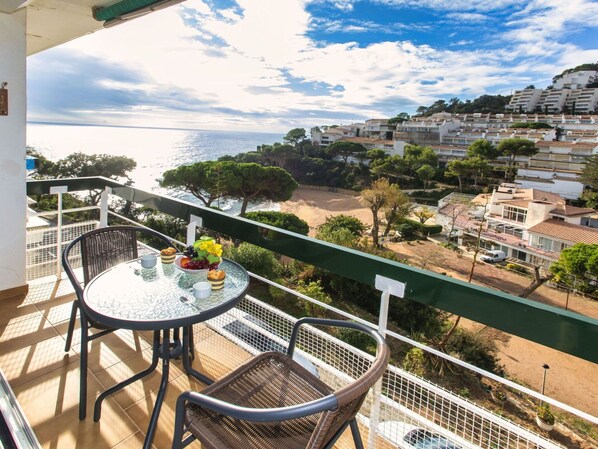 Nuage, Ciel, Bâtiment, Propriété, Plante, Table, Chaise, Ombre, Arbre, Mobilier De Jardin