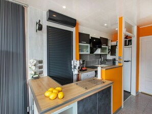 Eigentum, Cabinetry, Countertop, Gebäude, Orange, Geschirr, Holz, Interior Design, Küche