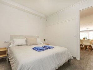 Interior Design, Flooring, Fussboden, Wand, Bett, Möbel, Schlafzimmer, Holz, Decke, Zimmer