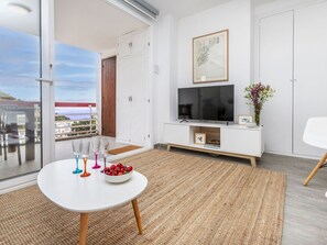 Möbel, Interior Design, Flooring, Fussboden, Wohnung, Zimmer, Decke, Wohnzimmer, Tabelle, Holzboden
