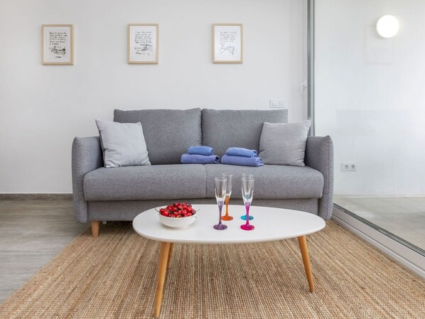 Möbel, Flooring, Couch, Interior Design, Fussboden, Wohnzimmer, Kissen, Dekokissen, Zuhause