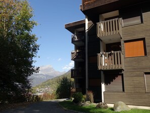 Schnee, Himmel, Wolke, Berg, Gebäude, Steigung, Baum, Pflanze, Haus, Natürliche Landschaft