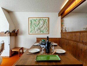 Table, Furniture, Property, Wood, Interior Design, Building, Lighting, Tableware, Chair, House