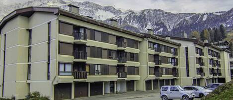 Nube, Cielo, Costruzione, Giorno, Proprietà, Montagna, Finestra, Pianta, Auto, Veicolo