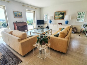 Tabelle, Bilderrahmen, Couch, Möbel, Zimmerpflanze, Azurblau, Komfort, Holz, Interior Design, Wohnzimmer