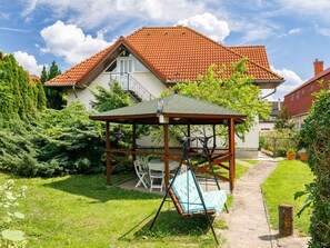 Wolke, Pflanze, Himmel, Gebäude, Fenster, Baum, Haus, Grundstueck, Gras, Schatten