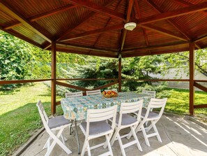 Table, Plante, Meubles, Propriété, Chaise, Tableau De Plein Air, Ombre, Mobilier De Jardin, Arbre, Bâtiment