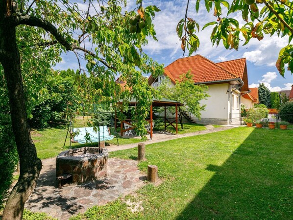 Pflanze, Wolke, Himmel, Gebäude, Eigentum, Natürliche Landschaft, Baum, Grundstueck, Vegetation, Haus