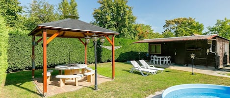 Planta, Cielo, Naturaleza, Sombra, Árbol, Mueble Para Exteriores, Piscina, El Terreno Del Lote, Casa, Edificio