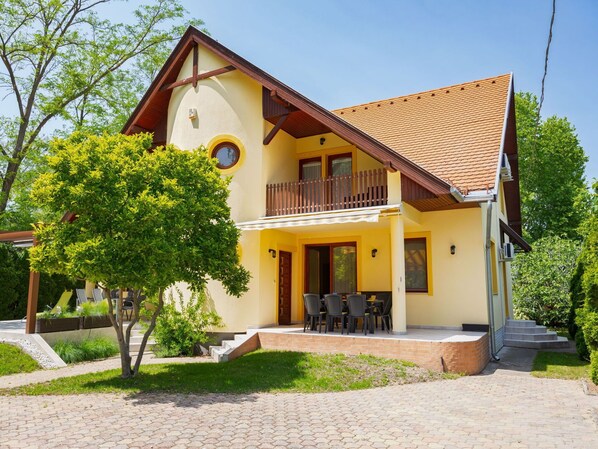 Building, House, Wood, Home, Facade, Residential Area, Architecture, Roof, Cottage, Door