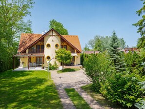Grass, Building, House, Shrub, Facade, Home, Residential Area, Land Lot, Human Settlement