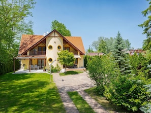 Grass, Building, House, Shrub, Facade, Home, Residential Area, Land Lot, Human Settlement