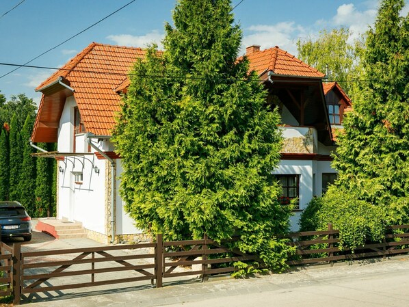 Pflanze, Himmel, Eigentum, Gebäude, Wolke, Fenster, Strassenbelag, Baum, Die Architektur, Grundstueck