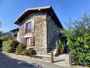 Pflanze, Himmel, Gebäude, Fenster, Haus, Baum, Hütte, Strassenbelag, Steigung, Landschaft