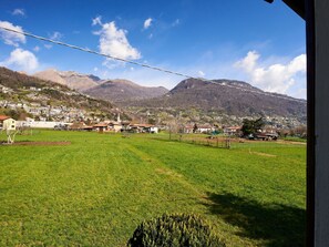 Himmel, Berg, Daytime, Gebäude, Pflanze, Natürliche Landschaft, Haus, Vegetation, Hochland, Baum