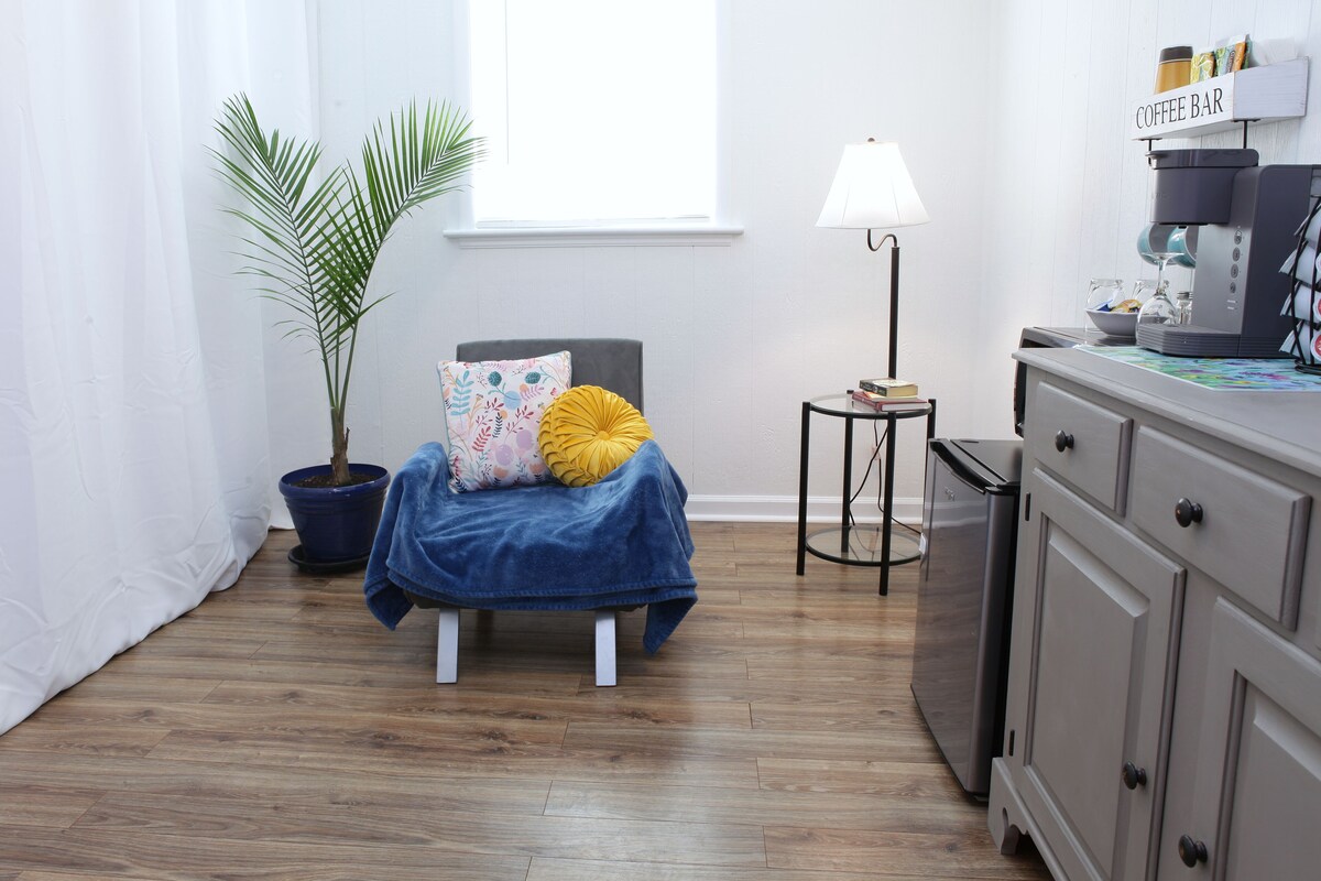 Azalea Place, Guest suite with private entrance, close to shopping & site seeing