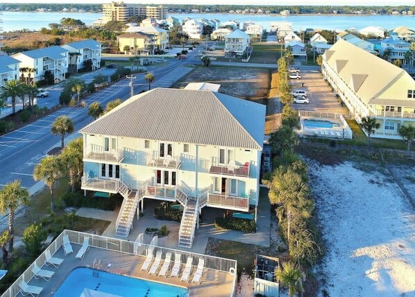 Del Mar 5 in center of duplex