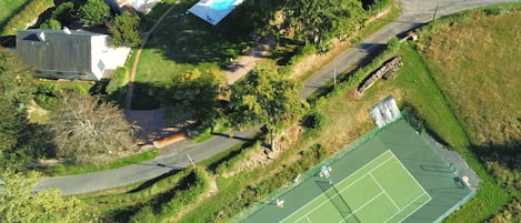 Vue d ensemble du "hameau" autour de la piscine,avec son cours de tennis