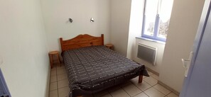 1ère chambre avec un lit double