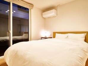 Bedroom ① Double bed with a width of 140 cm