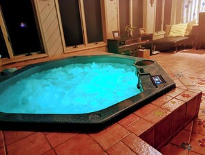 Indoor Hot tub / SPA!