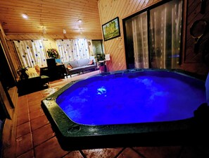 Indoor Hot tub / SPA!
