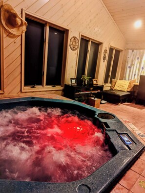 Indoor Hot tub / SPA!
