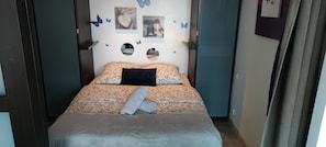 Chambre avec lit double et armoires