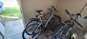 Deux vélos mis à disposition dans garage fermé