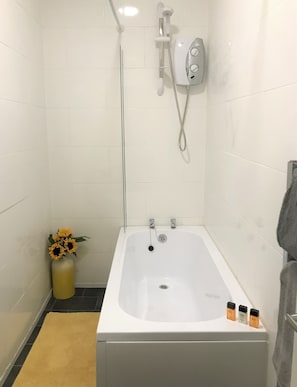 Bathroom 1 - Take a shower or a bath