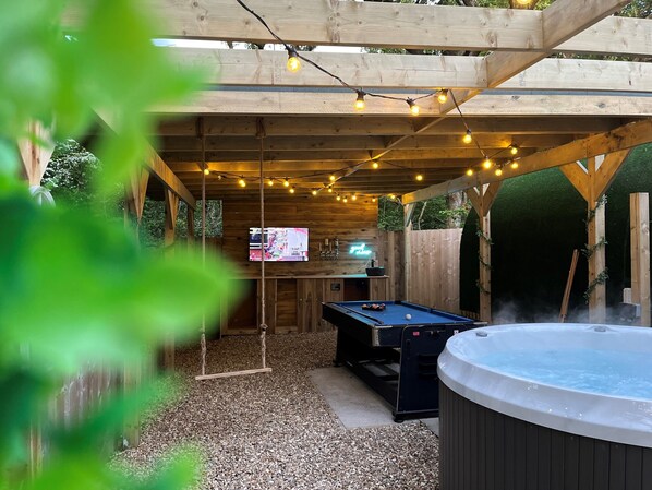 Hot tub and garden area