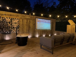 Outdoor screen