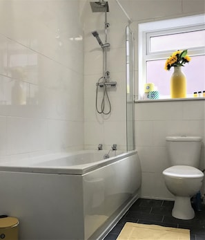 Bathroom - Spacious 3 piece bathroom with overhead rain shower