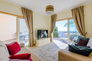 The large family room with 2 full-size sofa beds and the accesses to 2 terraces