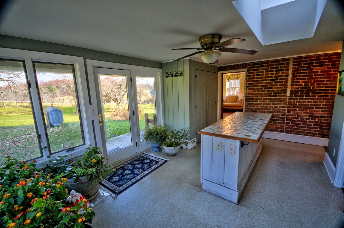 Private 18th Century Farmhouse in Virginia Wine Country with Hot Tub