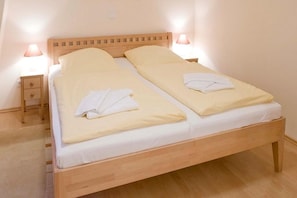 Schlafzimmer mit Doppelbett