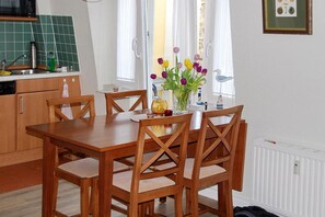 Küchenzeile mit Esstisch und Sitzgelegenheit