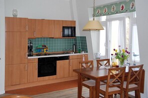 Küchenzeile mit Esstisch und Sitzgelegenheit
