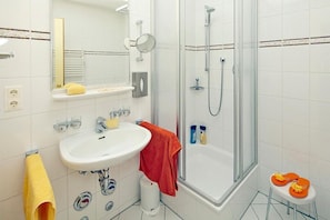 Badezimmer mit Dusche