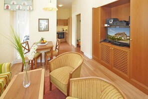 Wohn-Essbereich mit Couch und Flatscreen-TV