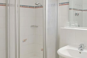Badezimmer mit Dusche