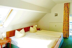 Schlafzimmer mit Doppelbett