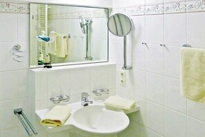 Badezimmer mit Dusche