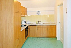 Küchenzeile mit Backofen