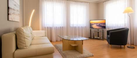Wohnbereich mit Flatscreen-TV