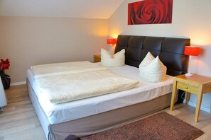 Schlafzimmer mit Doppelbett