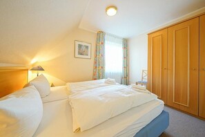 Schlafzimmer mit Doppelbett und Kleiderschrank