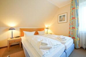 Schlafzimmer mit Doppelbett