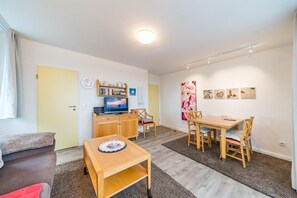Wohnbereich mit Esstisch und TV
