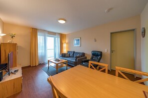 Wohn-Essbereich mit Schlaf-Couch und Esstisch